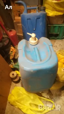 Продавам пластмасови туби