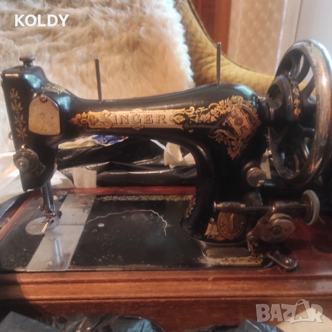 Ретро красива шевна машина SINGER