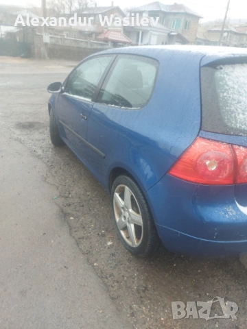 Голф 5 всичко в изправност,но  лявото стъкло за видимост е счупено,, снимка 2 - Автомобили и джипове - 53192713