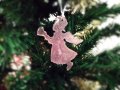 Ръчно изработена коледна играчка "Розово ангелче" от епоксидна смола , снимка 1 - Ръчно изработени сувенири - 38925244