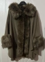 Страхотна голяма дамска жилетка тип пончо с пух на ръкава и яката (размер 2ХЛ,3ХЛ), снимка 1