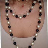 Колие Черно и бяло с перлички, снимка 2 - Колиета, медальони, синджири - 27924262