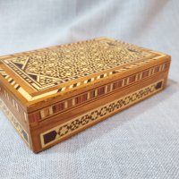Кутия с интарзия от екзотична дървесина за бижута, снимка 1 - Антикварни и старинни предмети - 43682524