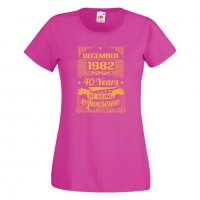 Дамска Тениска DECEMBER 1982 40 YEARS BEING AWESOME Подарък, Изненада, Празник, снимка 9 - Тениски - 37084284