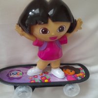 Детска играчка ДОРА НА СКЕЙБОРД с батерии, движи се, пее и свети, снимка 2 - Кукли - 38964652