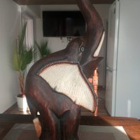 Продавам фигура на слон.Ръчно изработена.Дърво.Възможен коментар--цена.