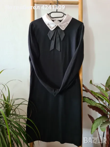 Черна рокля с бяла яка и декорация, снимка 1