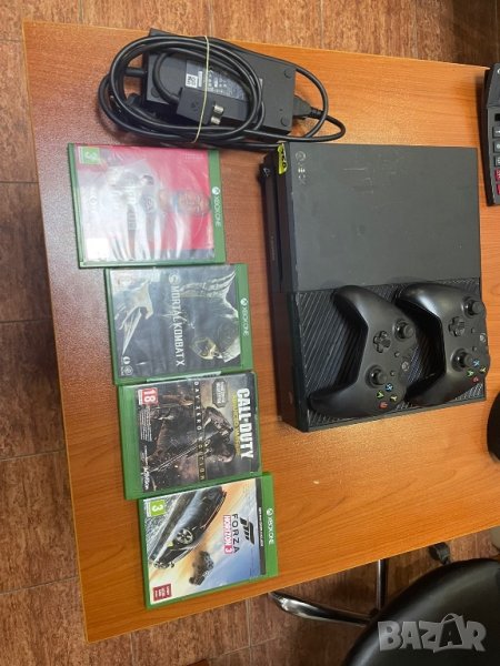 X box one с два джойстика, снимка 1