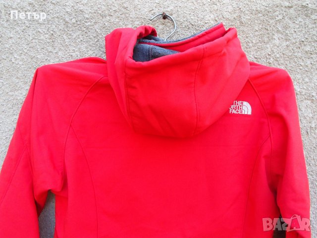 Продавам дамско червено пролетноесенно яке софт шел The North Face, снимка 3 - Якета - 28055546