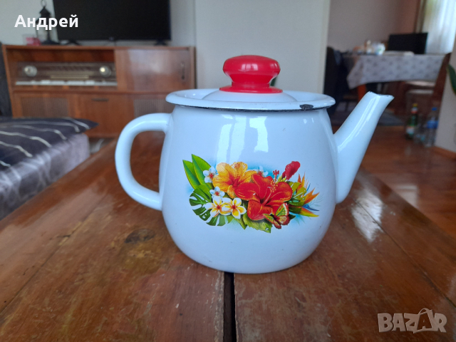 Стар емайлиран чайник #60