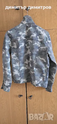 камуфлажно дънково яке Guess, снимка 3 - Якета - 49614882