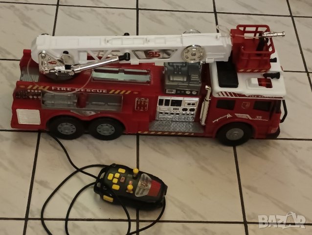 Радиоуправляема кола Дики, пожарен камион, пожарна с стълба и струя за гасене на пожар. 