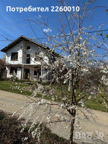 Двуетажна къща в село Голец