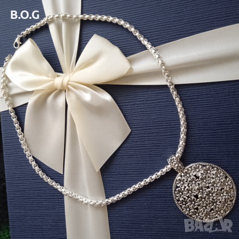 Масивен, сребърен ланец с плочка от цветя Поставен в луксозна подаръчна кутия.