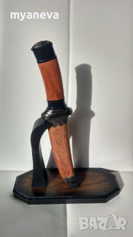 Ловджийски нож с дървена поставка 