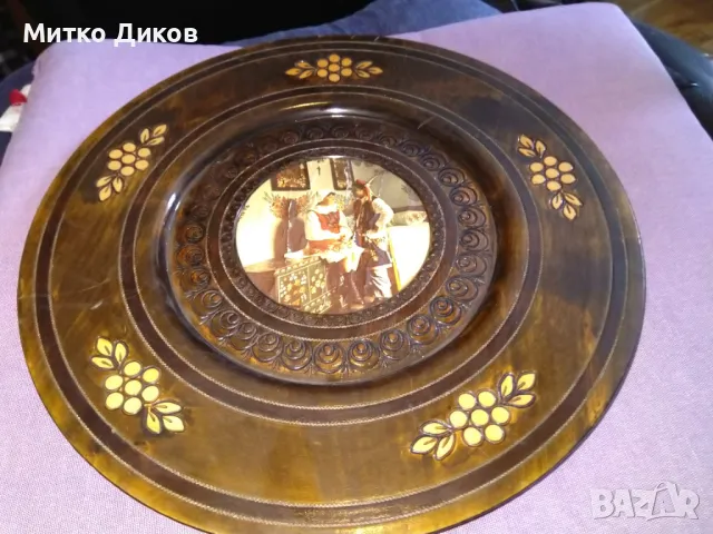 Чиния за стена с народни мотиви дърворезбована фи 30см