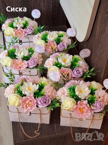 Кокетни чанти със сапунени цветя от пластичен сапун, снимка 2 - Подаръци за жени - 50498815