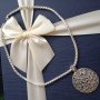 Масивен, сребърен ланец с плочка от цветя Поставен в луксозна подаръчна кутия.