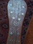 Лъжица стара дървена с Бронзови флорални орнаменти - набивки голяма сувенир 41519, снимка 1 - Декорация за дома - 43151904