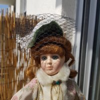 Порцеланова кукла със стойка , снимка 3 - Кукли - 43422712