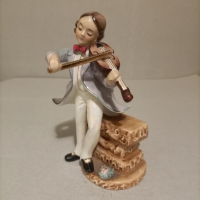 Много красива-рядка Винтаж,Викторианска ретро фигурка, Седнал млад мъж свирещ на цигулка , снимка 2 - Колекции - 44884913