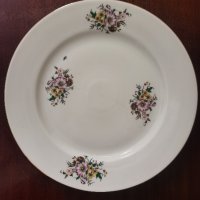 Порцеланова чиния, снимка 1 - Чинии - 43908789