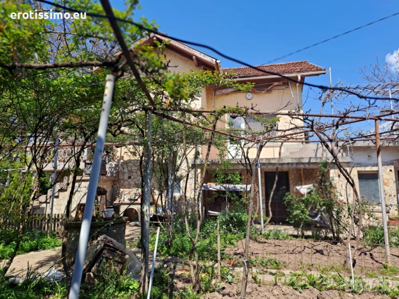 Продавам масивна къща в гр. Роман, снимка 1