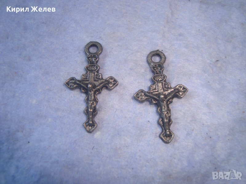 Две СТАРИ СРЕБРИСТИ МАЛКИ КРЪСТЧЕТА РАЗПЯТИЯ 27492, снимка 1