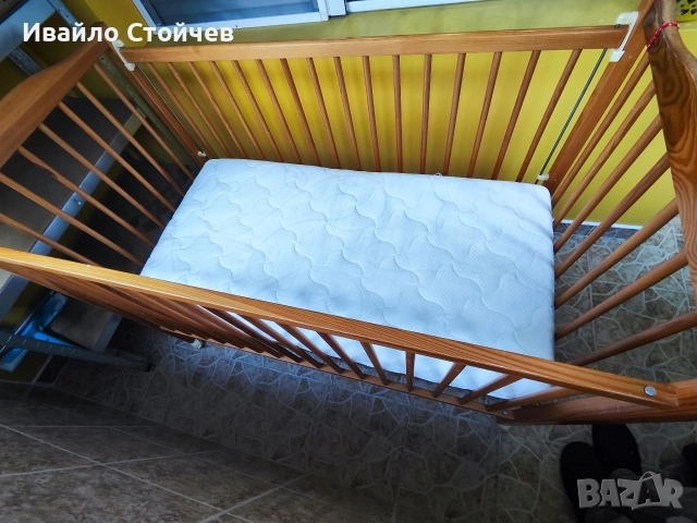 Бебешко дървено легло с колелца, снимка 3 - Спални и легла - 52874709