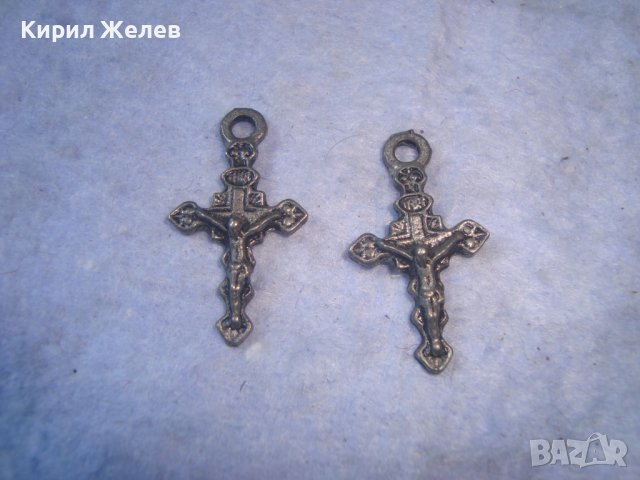 Две СТАРИ СРЕБРИСТИ МАЛКИ КРЪСТЧЕТА РАЗПЯТИЯ 27492