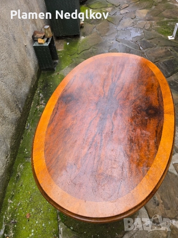 Стара дървена масичка.