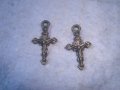 Две СТАРИ СРЕБРИСТИ МАЛКИ КРЪСТЧЕТА РАЗПЯТИЯ 27492, снимка 1