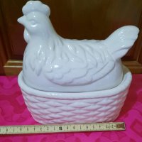 Голяма, релефна купа с капак под формата на кокошка за съхранение на яйца.Внос от Германия. , снимка 12 - Аксесоари за кухня - 38654730