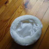 бяла шапка с пумпал, снимка 2 - Шапки, шалове и ръкавици - 38574192
