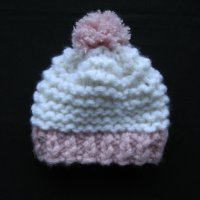 Ръчно плетена шапчица от дебела вълна екрю розово, снимка 1 - Шапки - 27830622