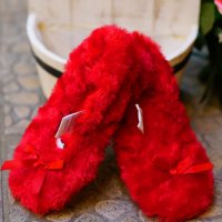 Червени пухкави домашни пантофи