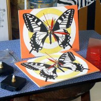 Хендмейд стенен часовник с пеперуда., снимка 1 - Стенни часовници - 34792125