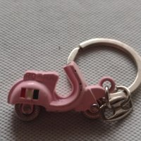 Дамски ключодържател розов мотопед Италия много красив стилен дизайн метален 42280, снимка 1 - Други - 43634929