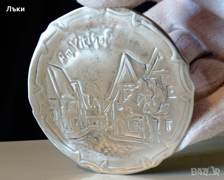 Чиния от калай,релефно изображение на стари сгради. , снимка 1