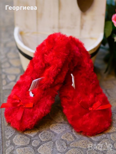 Червени пухкави домашни пантофи, снимка 1
