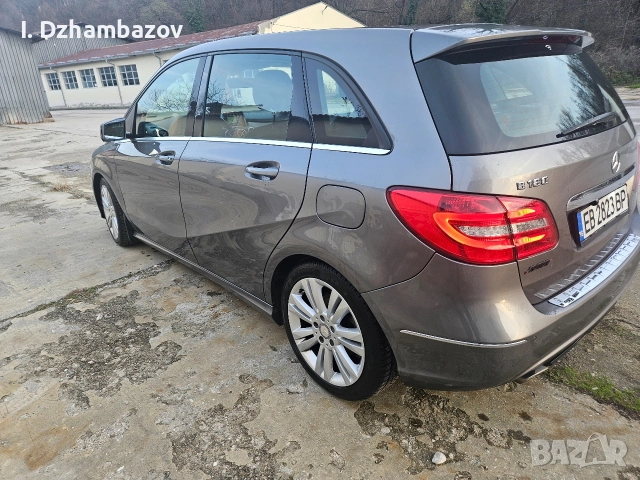 Mercedes B180 *КОЖА *ПОДГРЕВ *DISTRONIC * Park asist* Android auto&Carplay * KAMERA, снимка 8 - Автомобили и джипове - 52632583