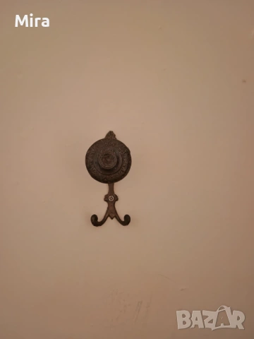 Четири закачалки за дрехи 