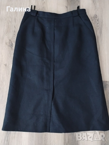 Черна вълнена пола