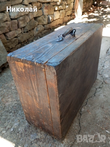 Старинен дървен куфар с ключ