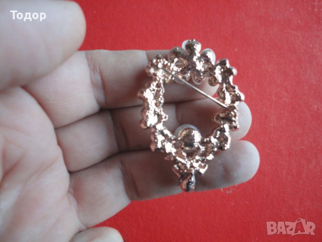 Страхотна позлатена брошка с камъни и перла , снимка 3 - Други - 43197852