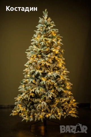 Коледна елха с вградени лампички по връхчетата