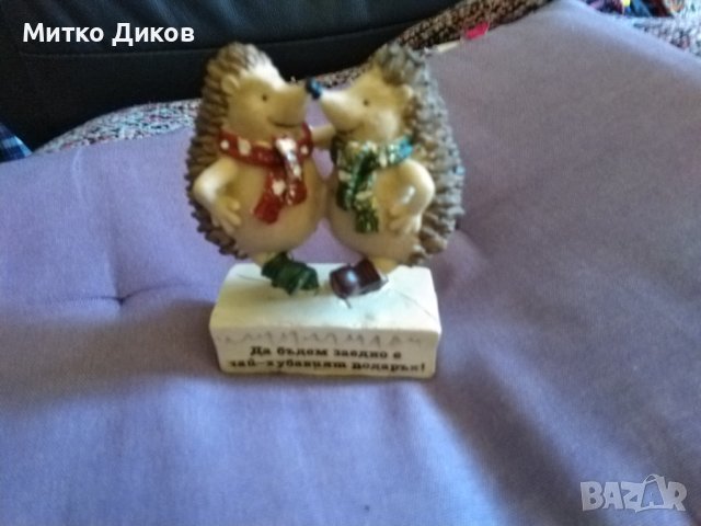 Скулптурка подаръчна нова двама ежковци Н-100мм и 70х35мм"Да бъдем заедно е най хубавият подарък"