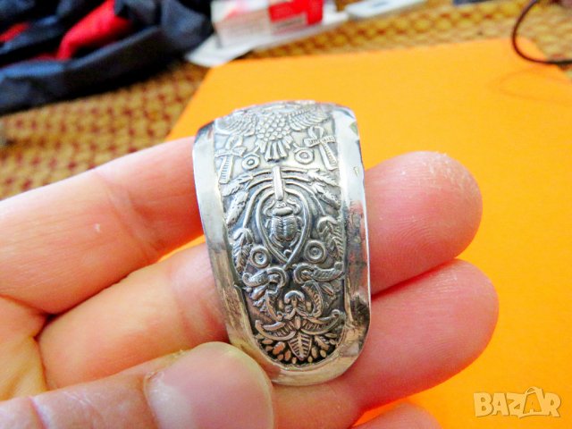 масивна кована  мъжка сребърна гривна с Нефертити, Клеопатра и много египетски мотиви по нея, снимка 4 - Гривни - 37856436