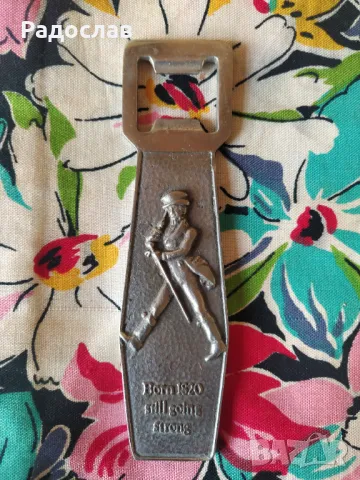 стара масивна отварачка Johnnie Walker 