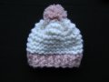 Ръчно плетена шапчица от дебела вълна екрю розово, снимка 1 - Шапки - 27830622
